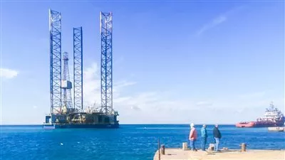 ميناء الطور يستقبل أول حفار بترول لأعمال صيانة دورية