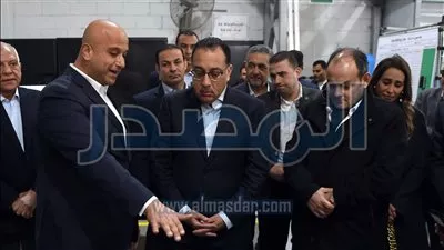 رئيس الوزراء يتفقد شركة تصنيع البطاريات الليثيوم أيون بمدينة 6 أكتوبر 