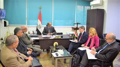 ‫ نائب وزير الإسكان يبحث موقف المشروعات المشتركة مع بنك الاستثمار الأوروبي 