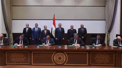 الحكومة توقع 3 اتفاقيات إطارية لتصنيع السيارات مع شركات محلية وعالمية