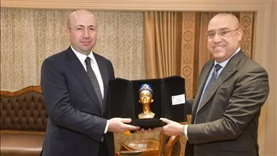 وزير الإسكان يستعرض تجربة مصر العمرانية مع نظيره الأذربيجاني والوفد المرافق
