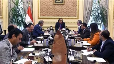 رئيس الوزراء يتابع إجراءات إنشاء منطقة حرة لوجيستية لتخزين القمح والزيوت