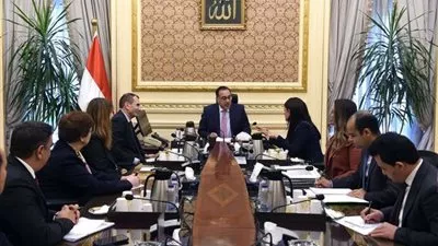 رئيس الوزراء يبحث تعزيز التعاون مع «الأوروبي لإعادة الإعمار» بمشروعات الطاقة وتحلية المياه