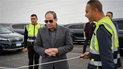 الرئيس السيسي يتفقد سير العمل في مشروعات المحاور والطرق بالجيزة