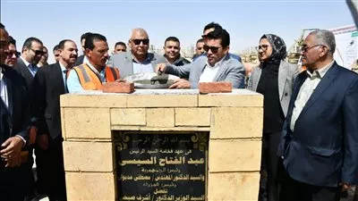 وزير الشباب يضع حجر أساس مضمار الهجن والفروسية بالوادي الجديد