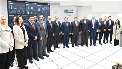 وزير البترول يتفقد سير العمل بمركز التحكم فى الشبكة القومية للغازات