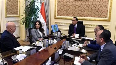 رئيس الوزراء يواصل مناقشة مقترحات برنامج رد الأعباء التصديرية الجديد