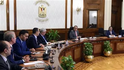 رئيس الوزراء يستعرض مقترحات تطوير الصورة البصرية للطريق الدائري