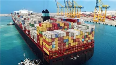 تداول 470 شاحنة و6 آلاف طن بضائع بموانئ البحر الأحمر
