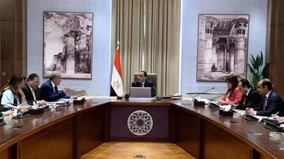 رئيس الوزراء يطمئن على توافر أرصدة السلع الأساسية