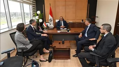  نائب وزير الإسكان يناقش مع بعثة الوكالة الفرنسية للتنمية مشروعات التعاون المستقبلي 