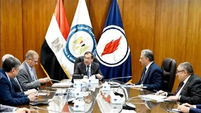 وزير البترول يوجه بزيادة الإنتاج مع الالتزام بسياسات ترشيد الإنفاق والاستهلاك 