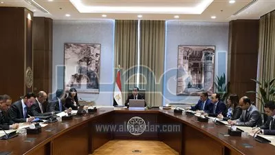 رئيس الوزراء يبحث مقترحات تيسير إجراءات الاستثمار في مصر