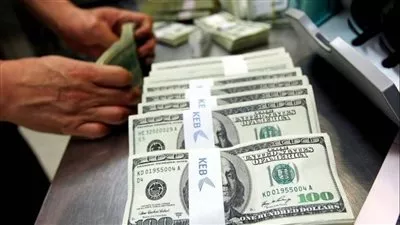 الدولار يسجل أعلى مستوياته في شهر مع زيادة التوقعات برفع أسعار الفائدة