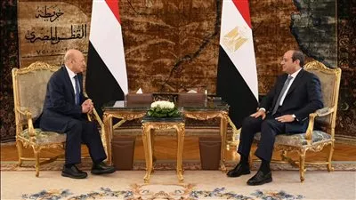 السيسي يستقبل رئيس مجلس القيادة الرئاسي اليمني