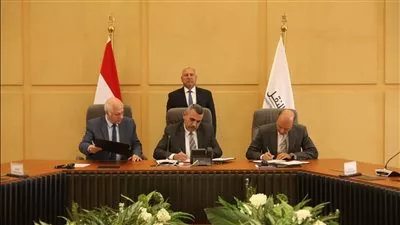 وزير النقل يشهد توقيع اتفاقية تطوير وإدارة محطة الصب الجاف بميناء جرجوب 