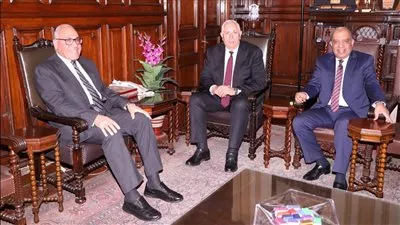 وزيرا الزراعة وقطاع الأعمال ورئيس العربية للتصنيع يبحثون تنمية انتاج وصناعة القطن