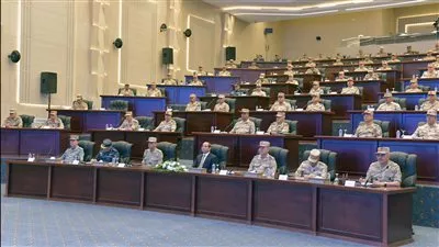 السيسي يجتمع مع كبار قادة القوات المسلحة بمقر القيادة الاستراتيجية