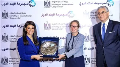 تكريم المدير القطري للبنك الدولي ومدير العمليات خلال إطلاق الشراكة الاستراتيجية 2023-2027