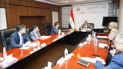 نائب وزيرة التخطيط يناقش مع وفد كوري سبل جذب الاستثمارات لمصر