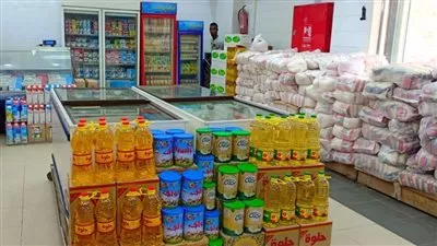 الحكومة تنفي نقص السلع الأساسية في الأسواق والمنافذ التموينية 
