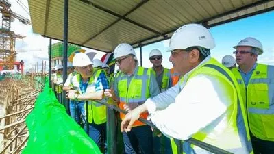 وزير الإسكان يتفقد سير العمل بمشروع سد ومحطة «جوليوس نيريرى» بتنزانيا