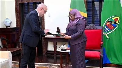 وزير الإسكان يسلم رسالة من الرئيس السيسي لنظيرته التنزانية