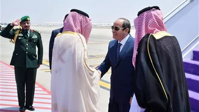 الرئيس السيسي يصل جدة للمشاركة في القمة العربية