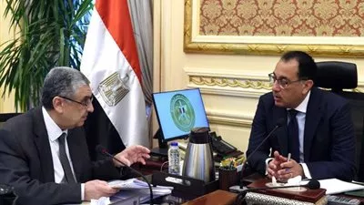 مدبولى يستعرض جهود توفير التغذية الكهربائية للمشروعات الاستراتيجية والتنموية