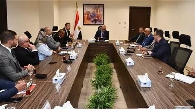 وزير الإسكان يناقش سبل دعم ومساندة قطاع التطوير العقاري