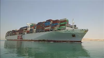 قناة السويس تشهد عبور 74 سفينة بحمولات 4.8 مليون طن
