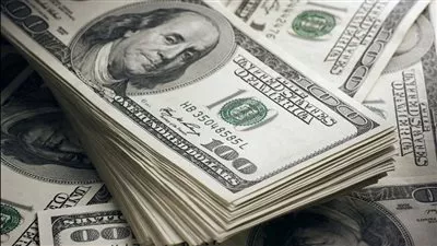 الدولار ينخفض وسط توقعات رفع الفائدة الأمريكية والعالمية