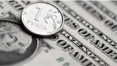 الروبل الروسي يتراجع لأدنى مستوياته أمام الدولار  في 10 أسابيع