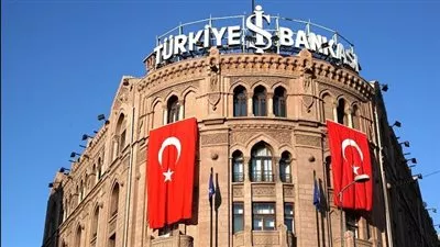 البنك المركزي التركي يرفع معدلات الفائدة إلى 15%