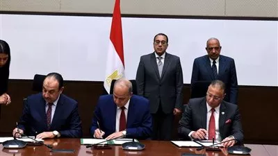 مدبولى يشهد توقيع عقد إنشاء وتشغيل مصنع لإنتاج حبيبات الكلور