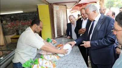 «القصير» يوجه بتوفير السلع في منافذ وزارة الزراعة بأسعار مخفضة 