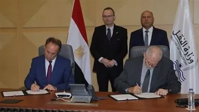 وزير النقل يشهد توقيع عقد إعادة تأهيل 280 جرار سكة حديد