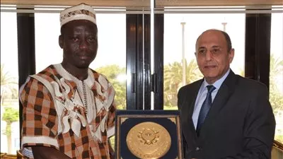 وزير الطيران المدني يبحث سبل التعاون مع بوركينا فاسو بمجال النقل الجوي