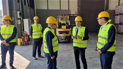 رئيس قناة السويس يتفقد مصنعًا لإعادة تدوير المخلفات الصلبة والسائلة باليونان