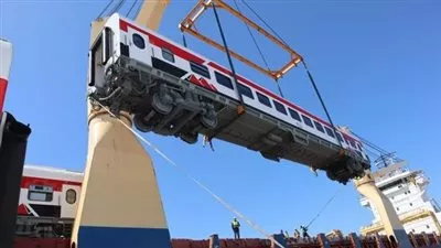 النقل: وصول دفعة جديدة من عربات ركاب السكك الحديدية إلى ميناء الإسكندرية