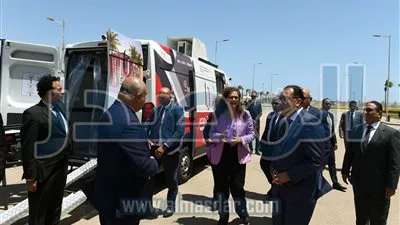 رئيس الوزراء يشهد اصطفاف 20 مركزا تكنولوجيا متنقلا لتقديم الخدمات الحكومية