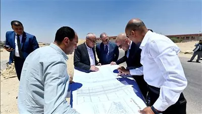 وزير الإسكان يتفقد مشروعات تطوير محاور الطرق و منطقة الخدمات بالقاهرة الجديدة