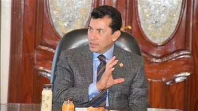 وزير الشباب والرياضة يبحث تعزيز التعاون مع وفد الإتحاد الأوغندي لكرة القدم