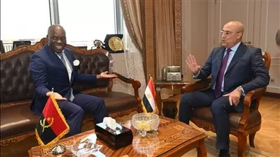وزير الإسكان يتسلم دعوة لزيارة أنجولا لتعزيز التعاون بالمجالات ذات الاهتمام المشترك