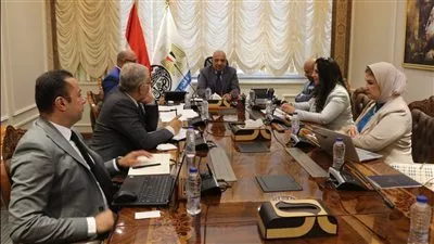 وزير قطاع الأعمال يبحث إجراءات إدراج القطن للتداول عبر البورصة السلعية  