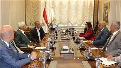‎ وزير قطاع الأعمال يبحث إنشاء أول مصنع لأكياس الدم في مصر
