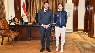 وزير الرياضة يهنئ أمينة عرفي بعد تتويجها ببطولة العالم للإسكواش