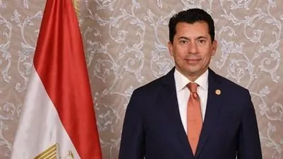 وزير الرياضة يهنئ السباح مروان القماش بالتأهل لأولمبياد باريس 2024