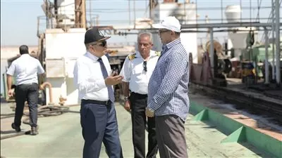 رئيس قناة السويس: استمرار أعمال انتشال القاطرة «فهد» بواسطة الرافعة «إنقاذ»