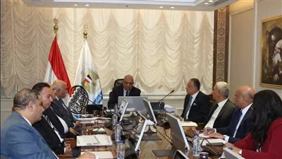 وزير قطاع الأعمال يتابع خطط العمل ومشروعات التطوير بالشركات التابعة